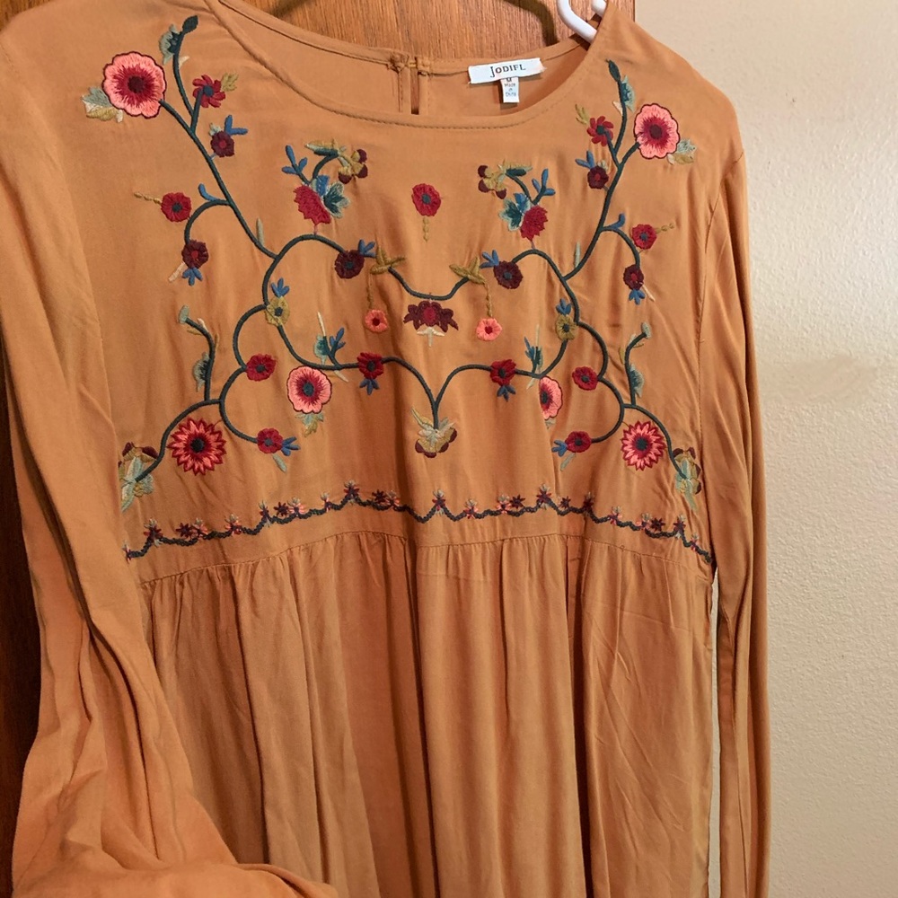 Women’s embroidered flowy top